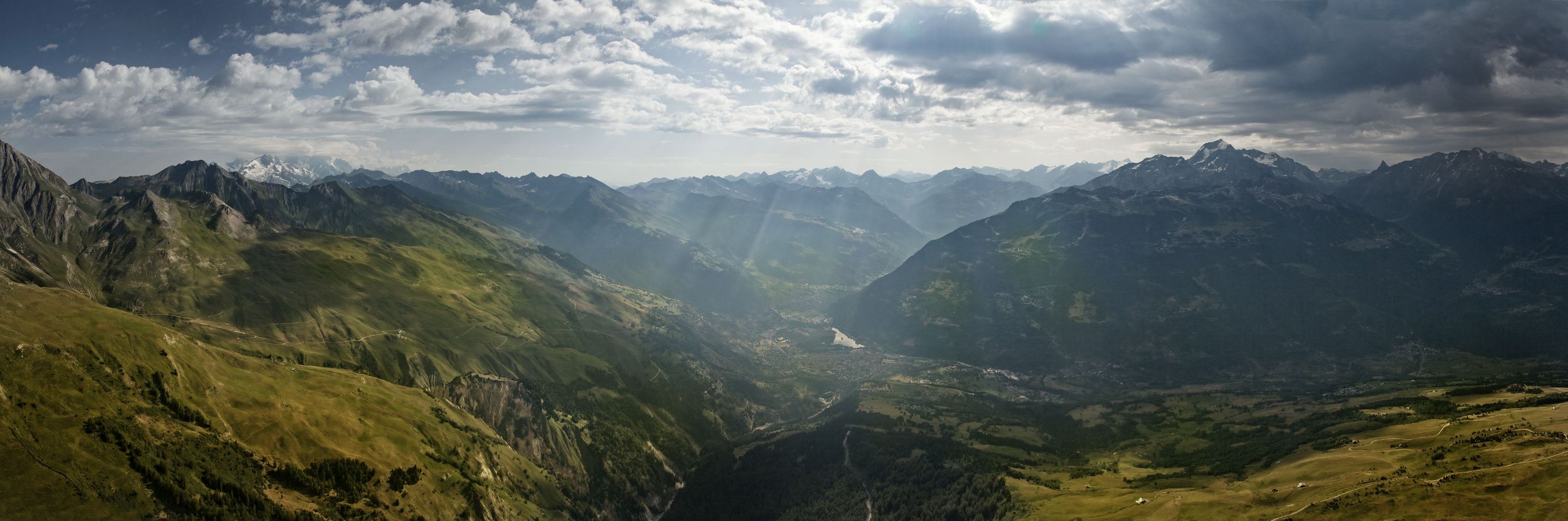Panorama de la Haute-Tarentaise vue du ciel depuis la vallée du Fort